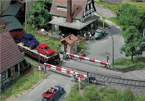 Faller 01.120172 Beschrankter Bahnuebergang
