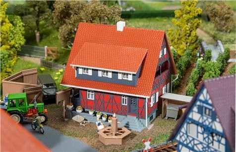 Faller 01.130587 Fachwerkhaus mit Brunnen