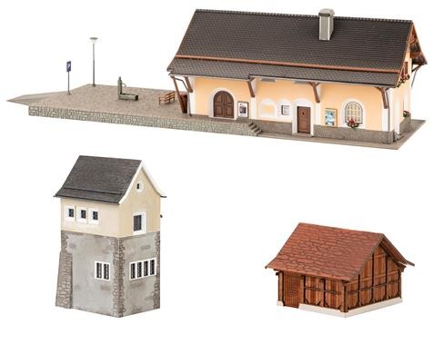 Faller 01.190059 Bahnhof Susch mit Schalthaus, Toilette, Brunnen